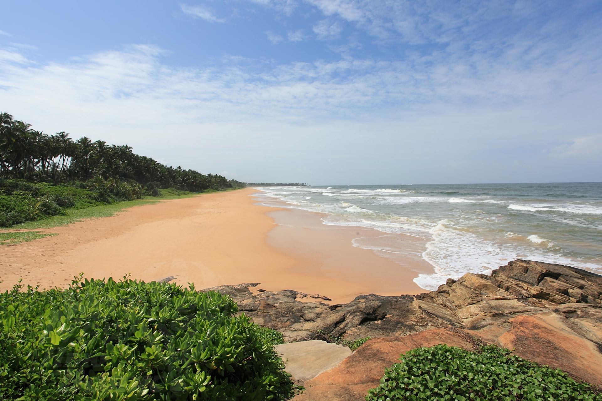 Шри ланка какие пляжи. Бентота Шри Ланка. Bentota Шри Ланка пляжи. Пляж Индурува Шри Ланка. Хиккадува Шри Ланка.